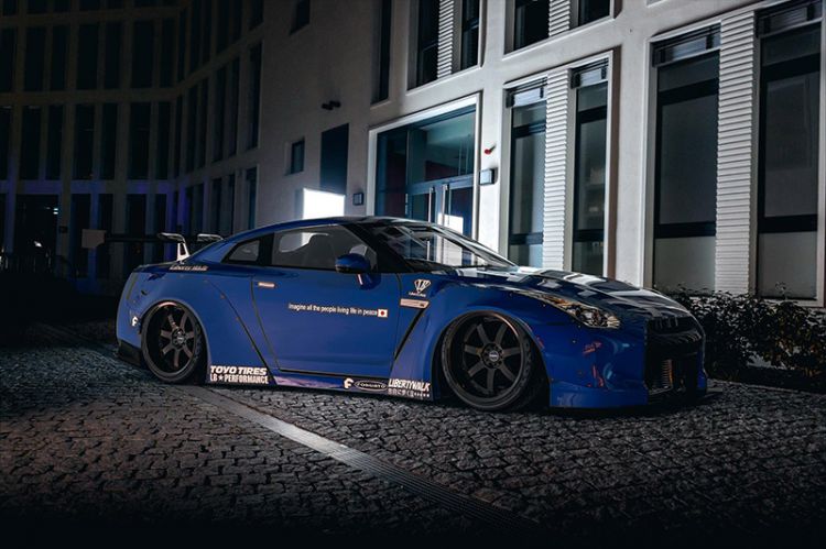 Liberty Walk Nissan Skyline at Night